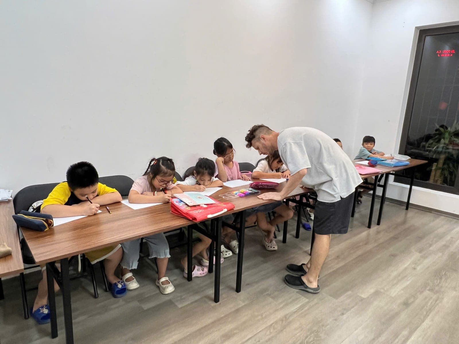 Giáo viên theo sát học sinh trong giờ thực hành tại DKS